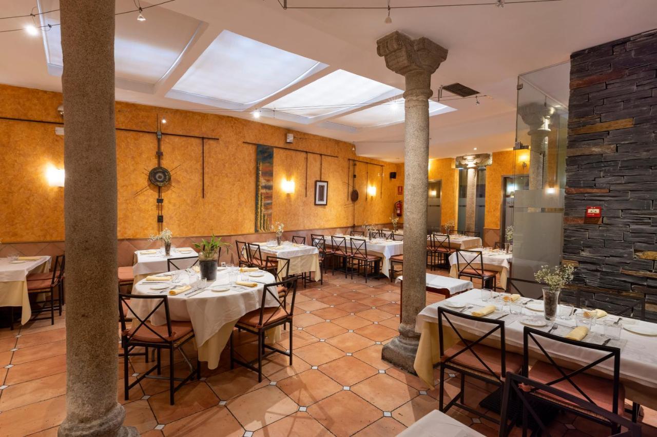 Hostal Restaurante Puerta Del Alcazar Ávila Exterior foto