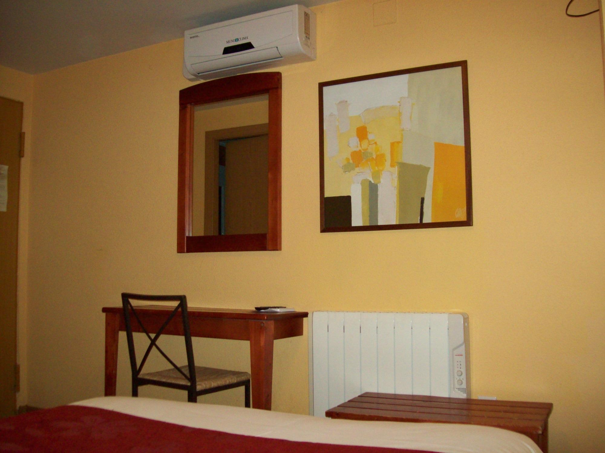Hostal Restaurante Puerta Del Alcazar Ávila Exterior foto