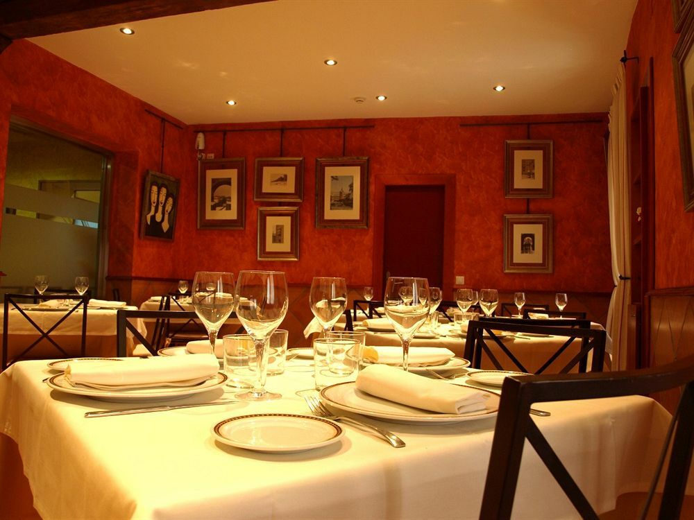 Hostal Restaurante Puerta Del Alcazar Ávila Exterior foto